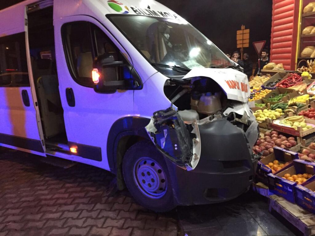 ÇARPIŞMA SONRASI FIRINA DALDI ÇARPIŞMA SONRASI FIRINA DALDI