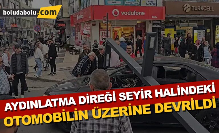 Düzce’de aydınlatma direği seyir halindeki otomobilin üzerine devrildi